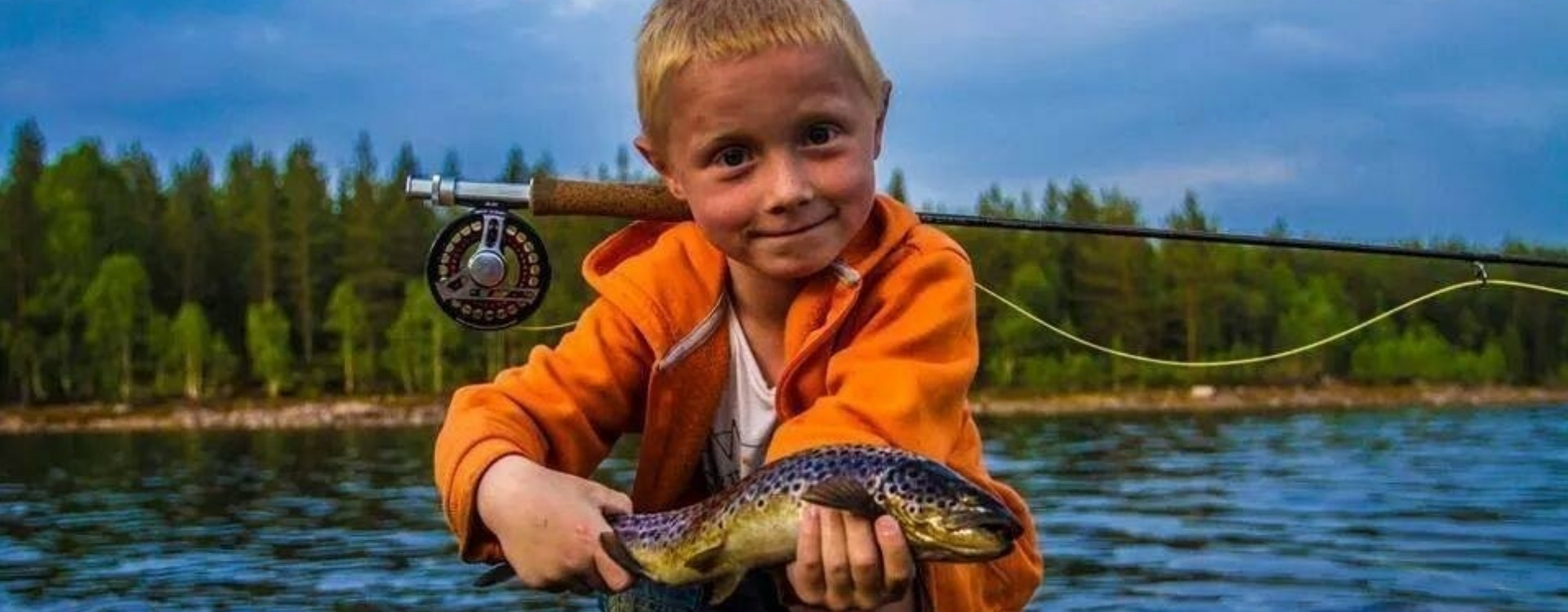 Братья ловят рыбу. Мальчик с рыбой. Дети ловят рыбу. Мальчик поймал рыбу. Рыбалка фото.